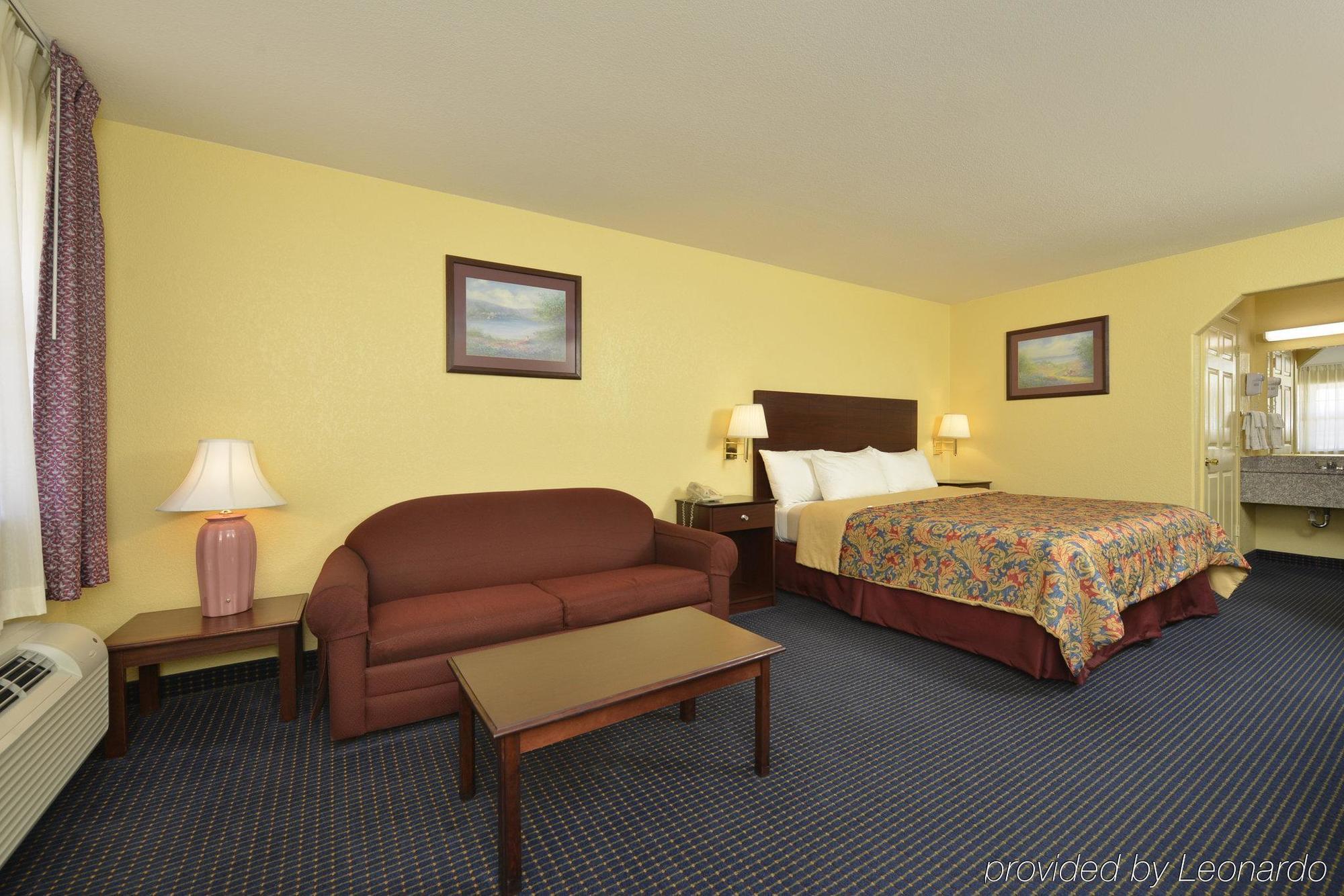 Days Inn Gun Barrel City Room photo